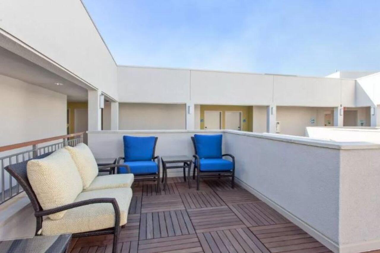 Holiday Inn Express West Los Angeles By Ihg מראה חיצוני תמונה